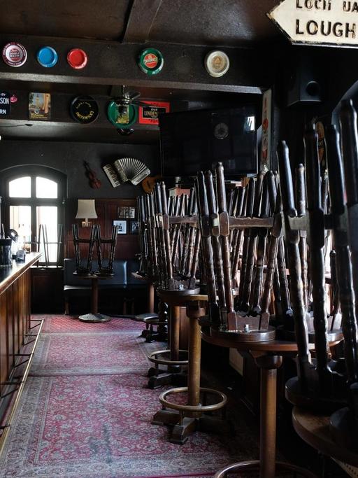 Stühle stehen in einem Leipziger Irish Pub auf den Tischen.