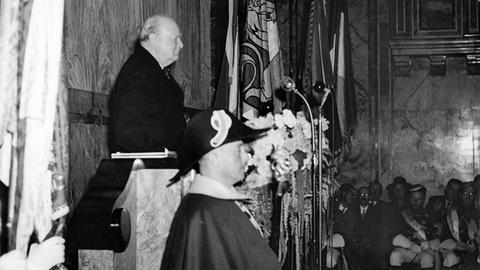 Der britische Premierminister Winston Churchill (l), aufgenommen im Jahr 1946 bei einer Rede in der Aula der Universität Zürich.