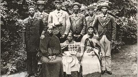 Das Foto wurde von den Herero nach der Ausstellung nach Oganjira mitgenommen. Während des Völkermordes an den Herero und Nama geriet dieses Foto bei Plünderungen in die Hände der Kolonialmacht. Es wurde 1907 in Theodor Leutweins Buch "11 Jahre Gouverneur in Deutsch-Südwestafrika" veröffentlicht.