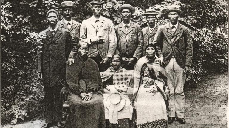 Das Foto wurde von den Herero nach der Ausstellung nach Oganjira mitgenommen. Während des Völkermordes an den Herero und Nama geriet dieses Foto bei Plünderungen in die Hände der Kolonialmacht. Es wurde 1907 in Theodor Leutweins Buch "11 Jahre Gouverneur in Deutsch-Südwestafrika" veröffentlicht. Das Foto wurde von den Herero nach der Ausstellung nach Oganjira mitgenommen. Während des Völkermordes an den Herero und Nama geriet dieses Foto bei Plünderungen in die Hände der Kolonialmacht. Es wurde 1907 in Theodor Leutweins Buch "11 Jahre Gouverneur in Deutsch-Südwestafrika" veröffentlicht.