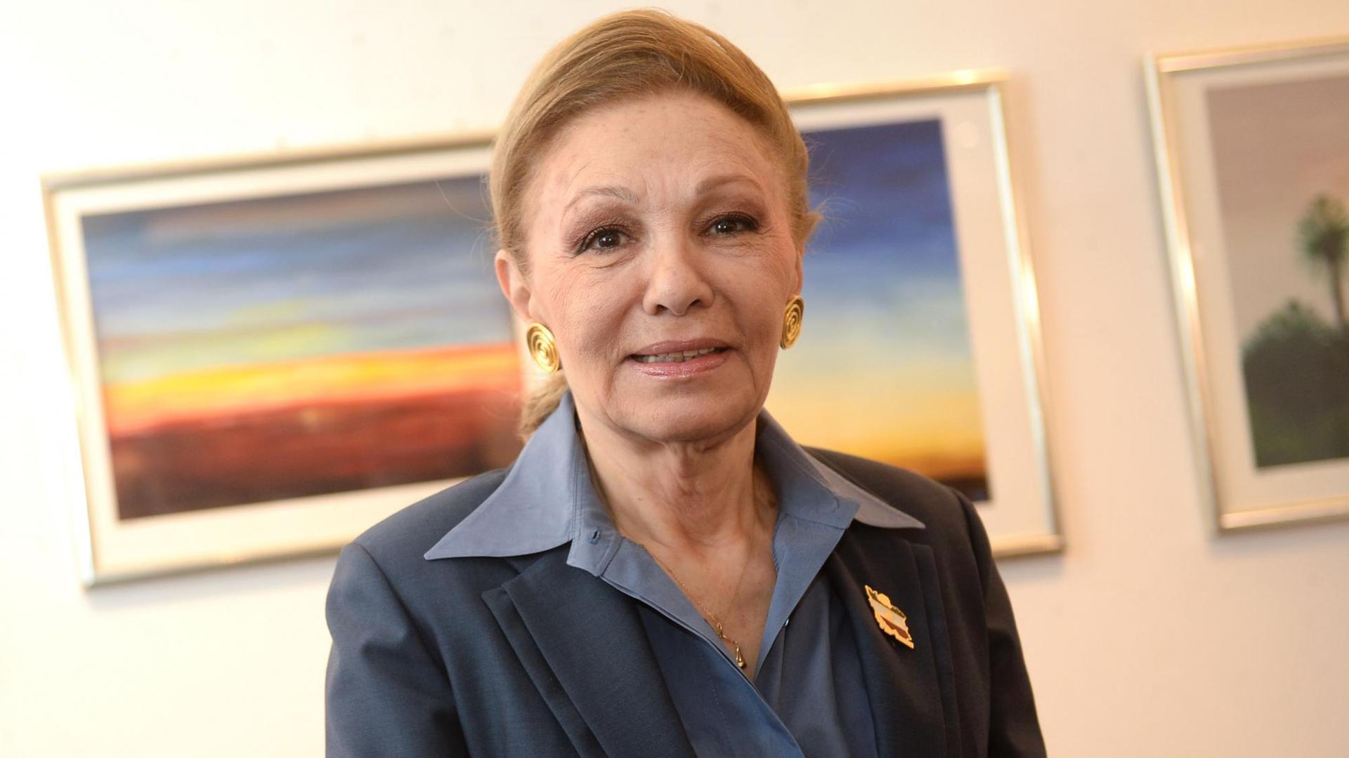 Die Schah-Witwe und ehemalige Kaiserin von Persien, Farah Diba Pahlavi stellt am 05.02.2015 in Berlin 5 Lithographien vor, welche auf ihren Malereien basieren und in limitierter Auflage erhältlich sind. Der Erlös der Kunstwerke soll die nach ihrem Sohn benannte "Alireza Pahlavi Foundation" unterstützen. Die Schah-Witwe und ehemalige Kaiserin von Persien, Farah Diba Pahlavi stellt am 05.02.2015 in Berlin 5 Lithographien vor, welche auf ihren Malereien basieren und in limitierter Auflage erhältlich sind. Der Erlös der Kunstwerke soll die nach ihrem Sohn benannte "Alireza Pahlavi Foundation" unterstützen.