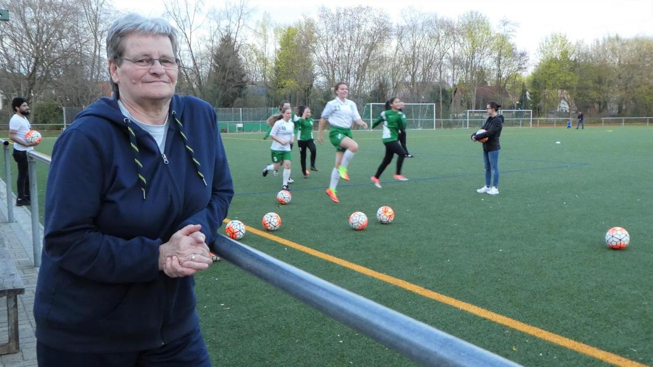 Maja Bogs, die Geschäftsführerin der Frauen-Abteilung des 1. FC Lübars steht am Spielfeldrand, auf dem die Frauen trainieren. Maja Bogs, die Geschäftsführerin der Frauen-Abteilung des 1. FC Lübars steht am Spielfeldrand, auf dem die Frauen trainieren.
