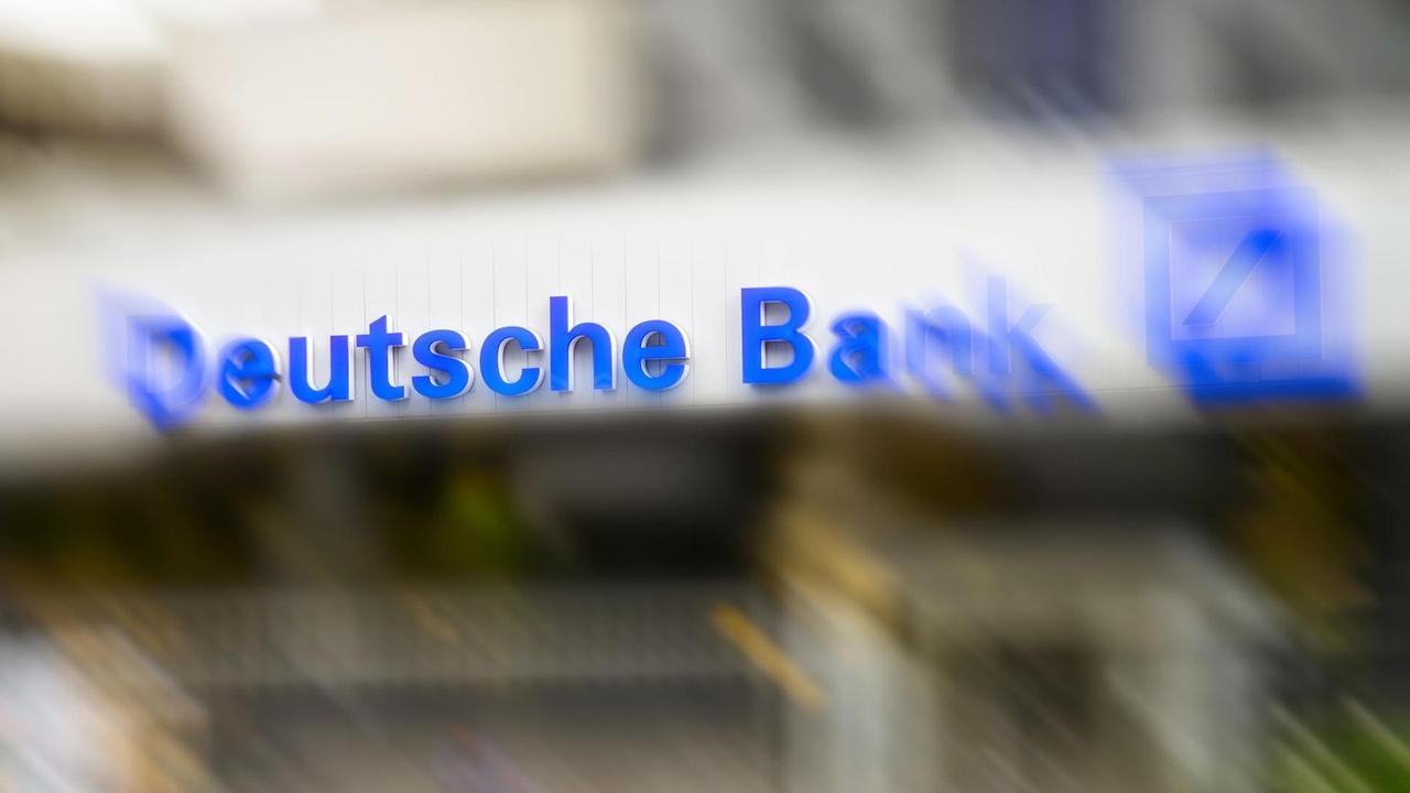 Logo der Deutschen Bank in Blau am Eingang des Technologiezentrum Eschborn (TZE) bei Frankfurt mit Bewegungsunschärfe. Logo der Deutschen Bank in Blau am Eingang des Technologiezentrum Eschborn (TZE) bei Frankfurt mit Bewegungsunschärfe.