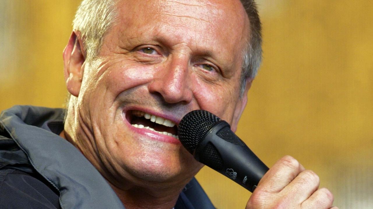 Der Liedermacher Konstantin Wecker singt am Samstag (17.06.2006) bei einem Auftritt während eines Open-Air-Konzertes gegen Rechtsextremismus in Halberstadt. Er und andere Künstler wollten dabei ein Zeichen gegen Rechtsextremismus setzen. Die Stadt im Vorharz war im März bundesweit in die Kritik geraten, weil der Landkreis ein geplantes Konzert Weckers nach Drohungen der rechtsextremen NPD nicht erlaubte. Diesmal hat die Polizei eine geplante Störaktion der NPD verboten. Der Liedermacher Konstantin Wecker singt am Samstag (17.06.2006) bei einem Auftritt während eines Open-Air-Konzertes gegen Rechtsextremismus in Halberstadt. Er und andere Künstler wollten dabei ein Zeichen gegen Rechtsextremismus setzen. Die Stadt im Vorharz war im März bundesweit in die Kritik geraten, weil der Landkreis ein geplantes Konzert Weckers nach Drohungen der rechtsextremen NPD nicht erlaubte. Diesmal hat die Polizei eine geplante Störaktion der NPD verboten.