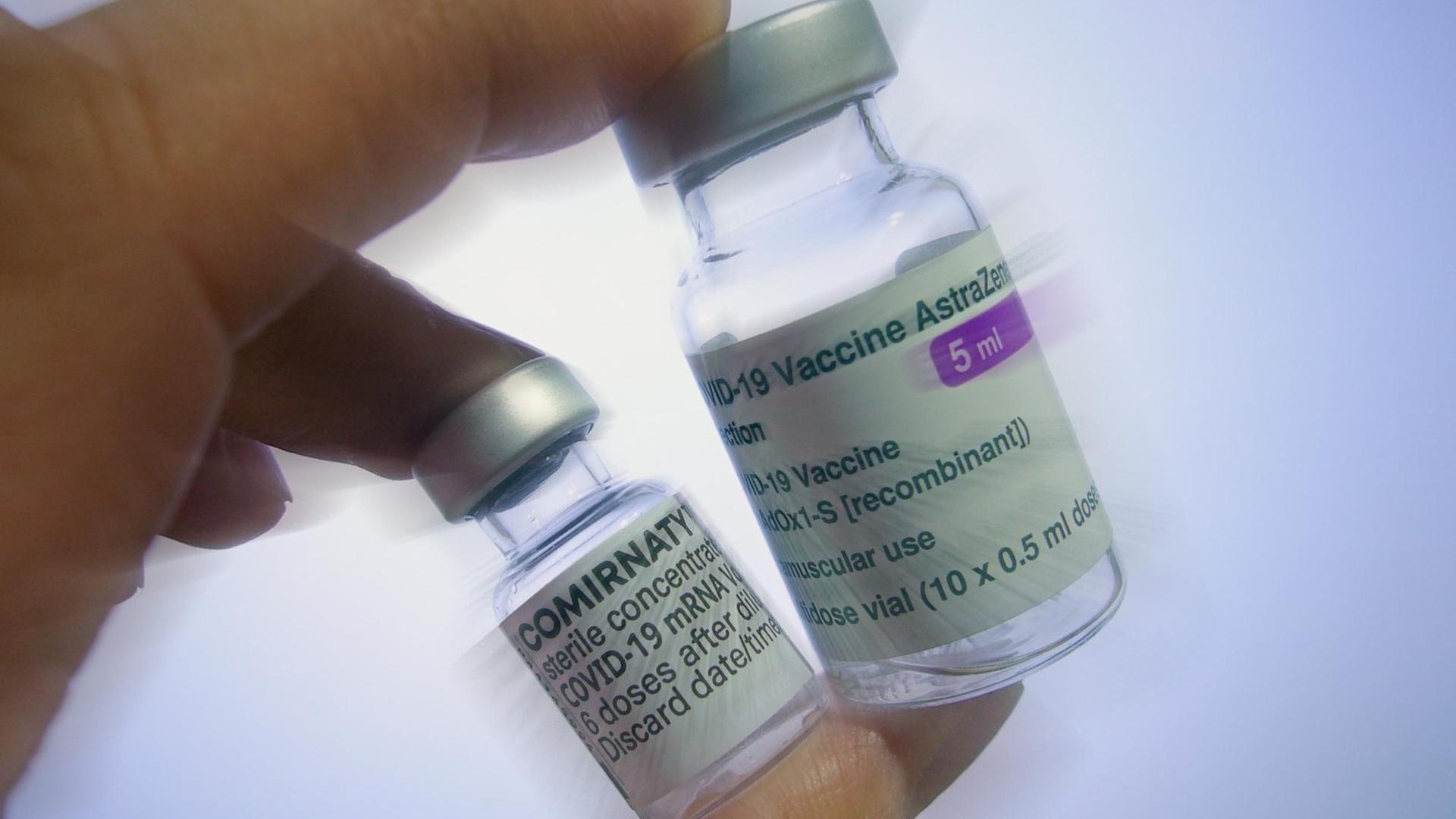 Zwei Fläschchen der Impfstoffe von Biontech/Pfizer und von AstraZeneca Zwei Fläschchen der Impfstoffe von Biontech/Pfizer und von AstraZeneca