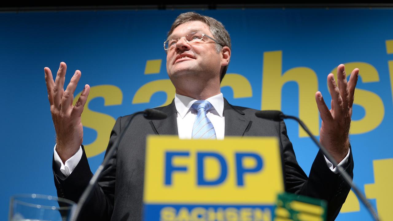 Der Vorsitzende der sächsischen FDP, Holger Zastrow, spricht am 03.05.2014 auf dem Landesparteitag der FDP in Chemnitz (Sachsen). Der Vorsitzende der sächsischen FDP, Holger Zastrow, spricht am 03.05.2014 auf dem Landesparteitag der FDP in Chemnitz (Sachsen).