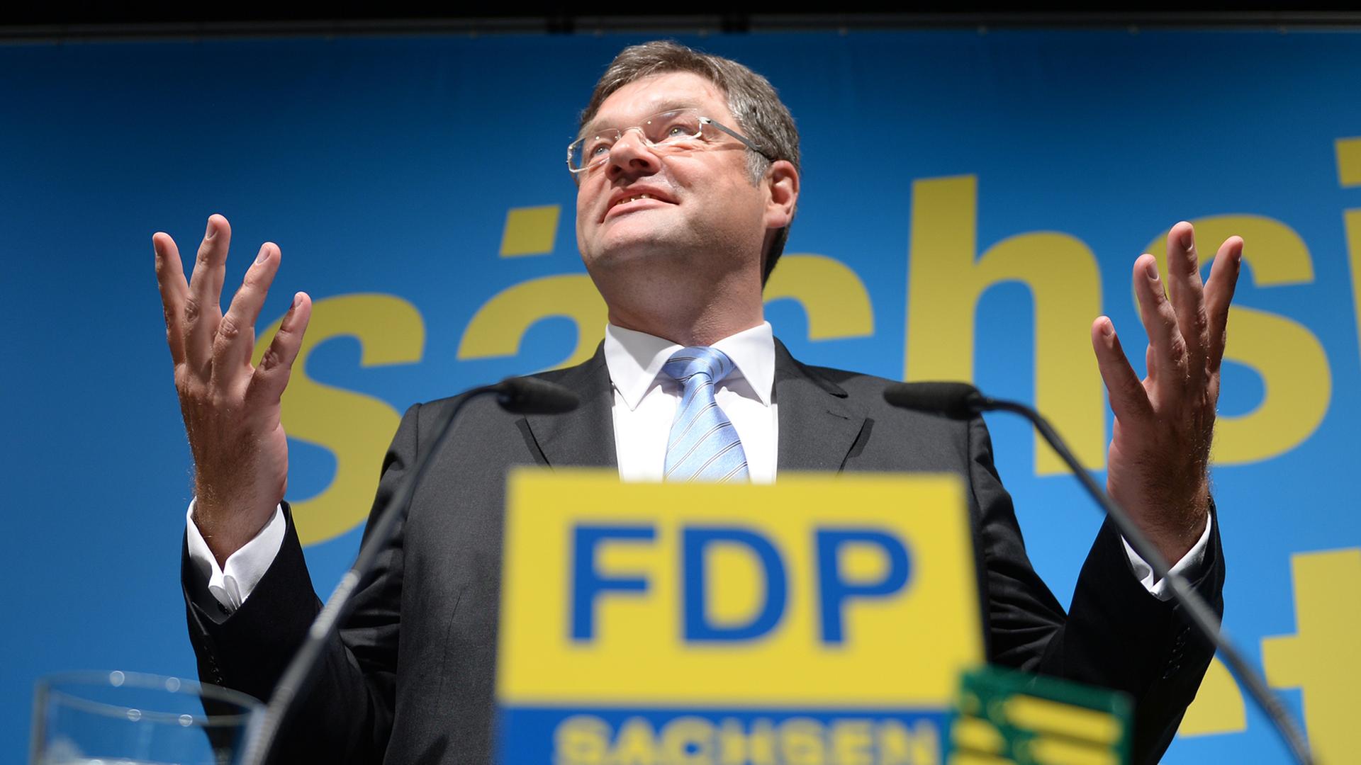 Der Vorsitzende der sächsischen FDP, Holger Zastrow, spricht am 03.05.2014 auf dem Landesparteitag der FDP in Chemnitz (Sachsen). Der Vorsitzende der sächsischen FDP, Holger Zastrow, spricht am 03.05.2014 auf dem Landesparteitag der FDP in Chemnitz (Sachsen).