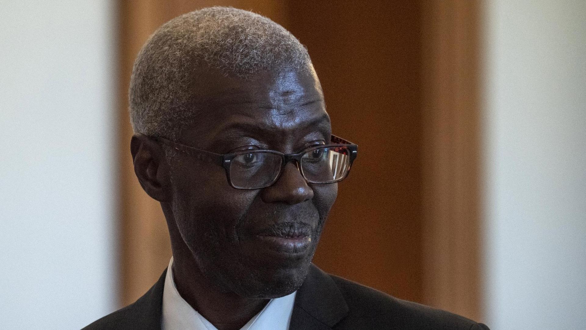 Der senegalesische Philosoph Souleymane Bachir Diagne wird, vor einem Treffen mit Frank-Walter Steinmeierin Berlin, im Präsidentenpalast herumgeführt. Der senegalesische Philosoph Souleymane Bachir Diagne wird, vor einem Treffen mit Frank-Walter Steinmeierin Berlin, im Präsidentenpalast herumgeführt.