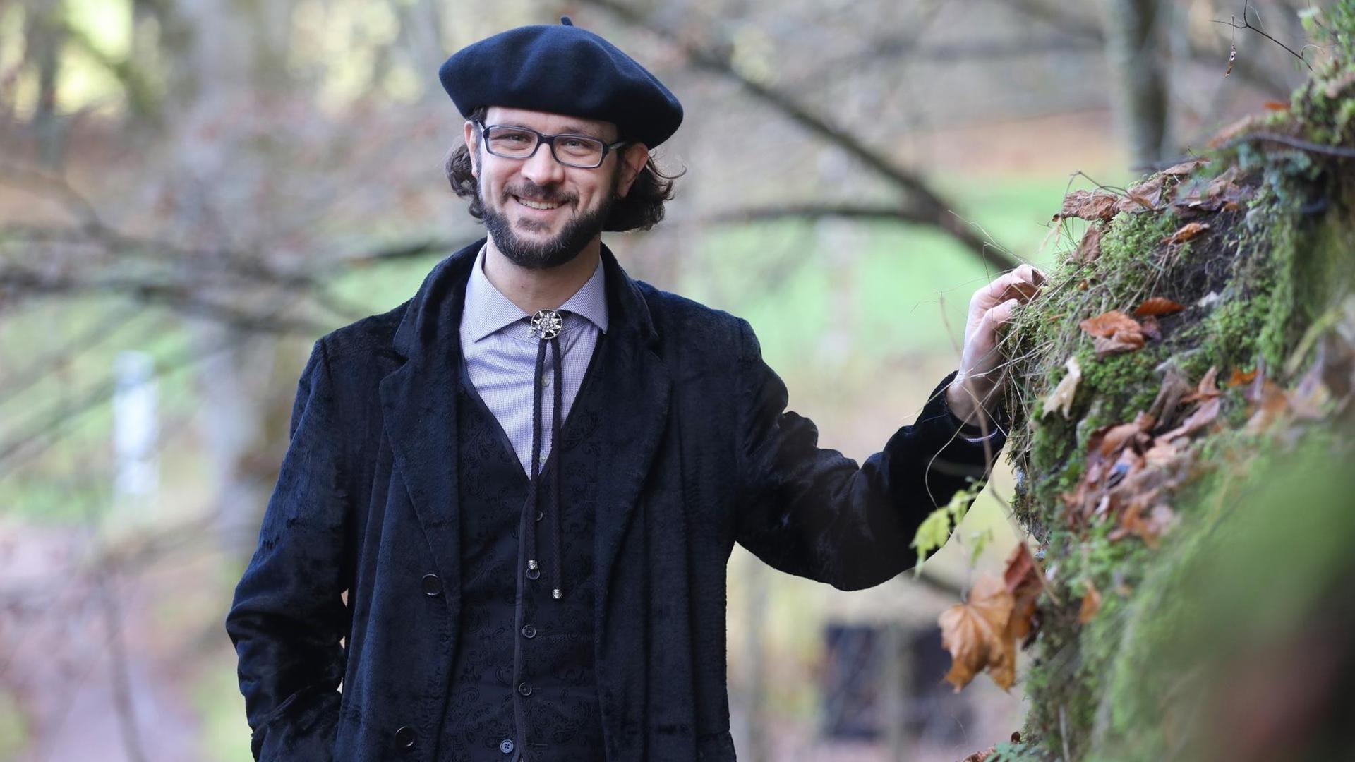 Johannes Kretschmann (Bündnis 90/Die Grünen), Sohn des Ministerpräsidenten von Baden-Württemberg, steht bei einem Fototermin an einer Mauer. Johannes Kretschmann (Bündnis 90/Die Grünen), Sohn des Ministerpräsidenten von Baden-Württemberg, steht bei einem Fototermin an einer Mauer.