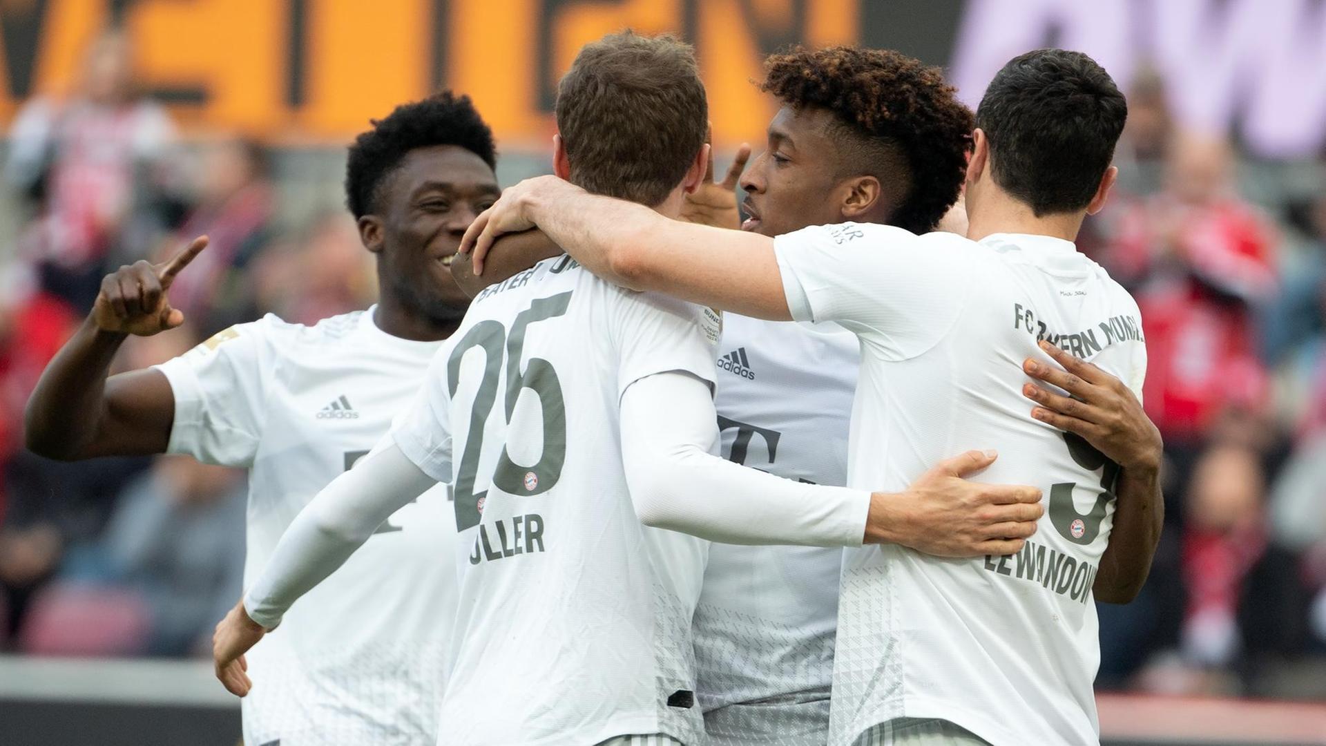 Bayerns David Alaba (l-r), Thomas Müller, Kingsley Coman und Robert Lewandowski feiern das 2:0.