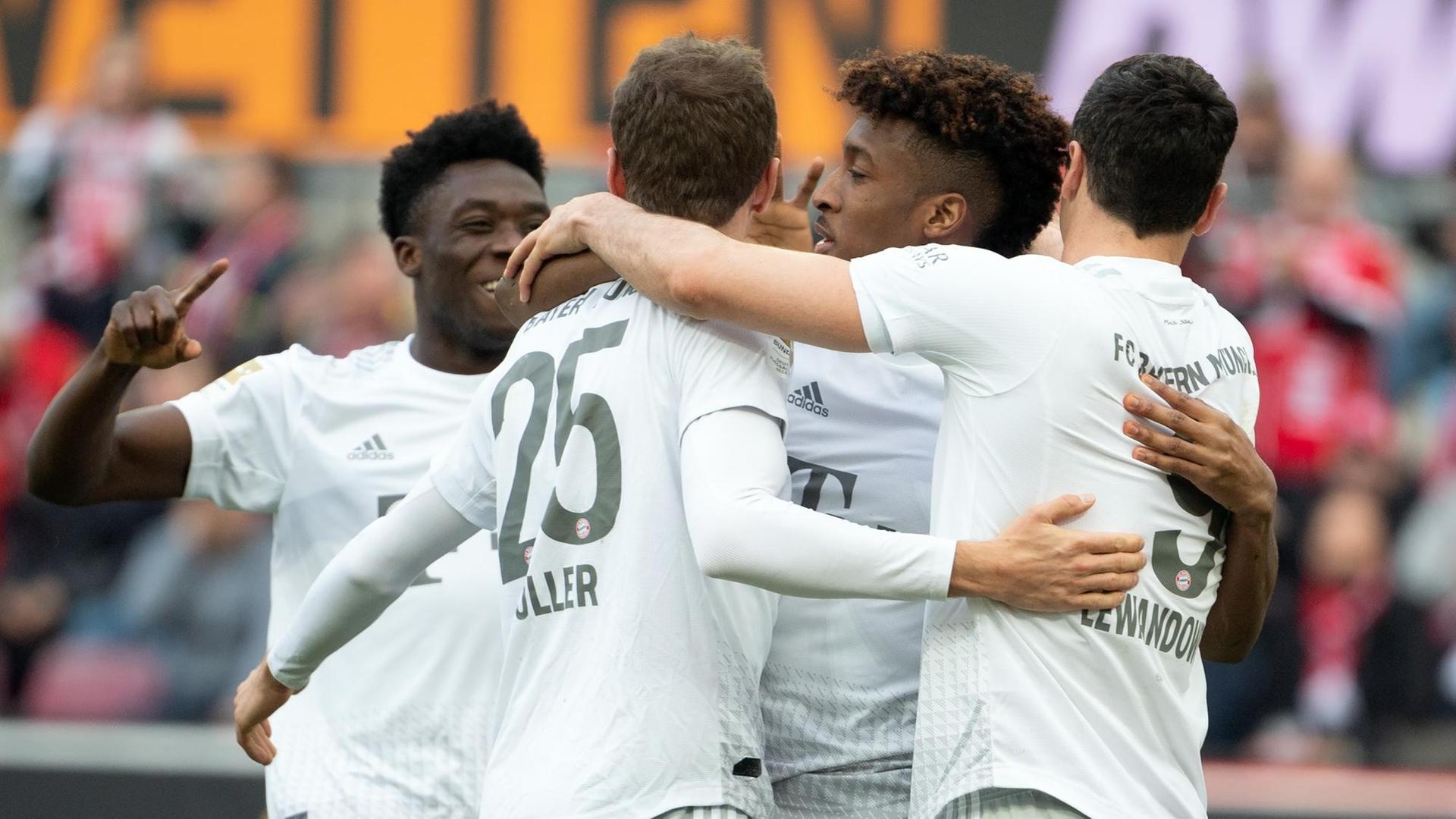 Bayerns David Alaba (l-r), Thomas Müller, Kingsley Coman und Robert Lewandowski feiern das 2:0. Bayerns David Alaba (l-r), Thomas Müller, Kingsley Coman und Robert Lewandowski feiern das 2:0.