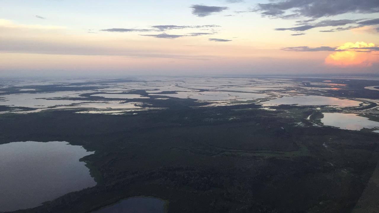 Flug entlang des Äquators über dem Amazonas-Regenwald.