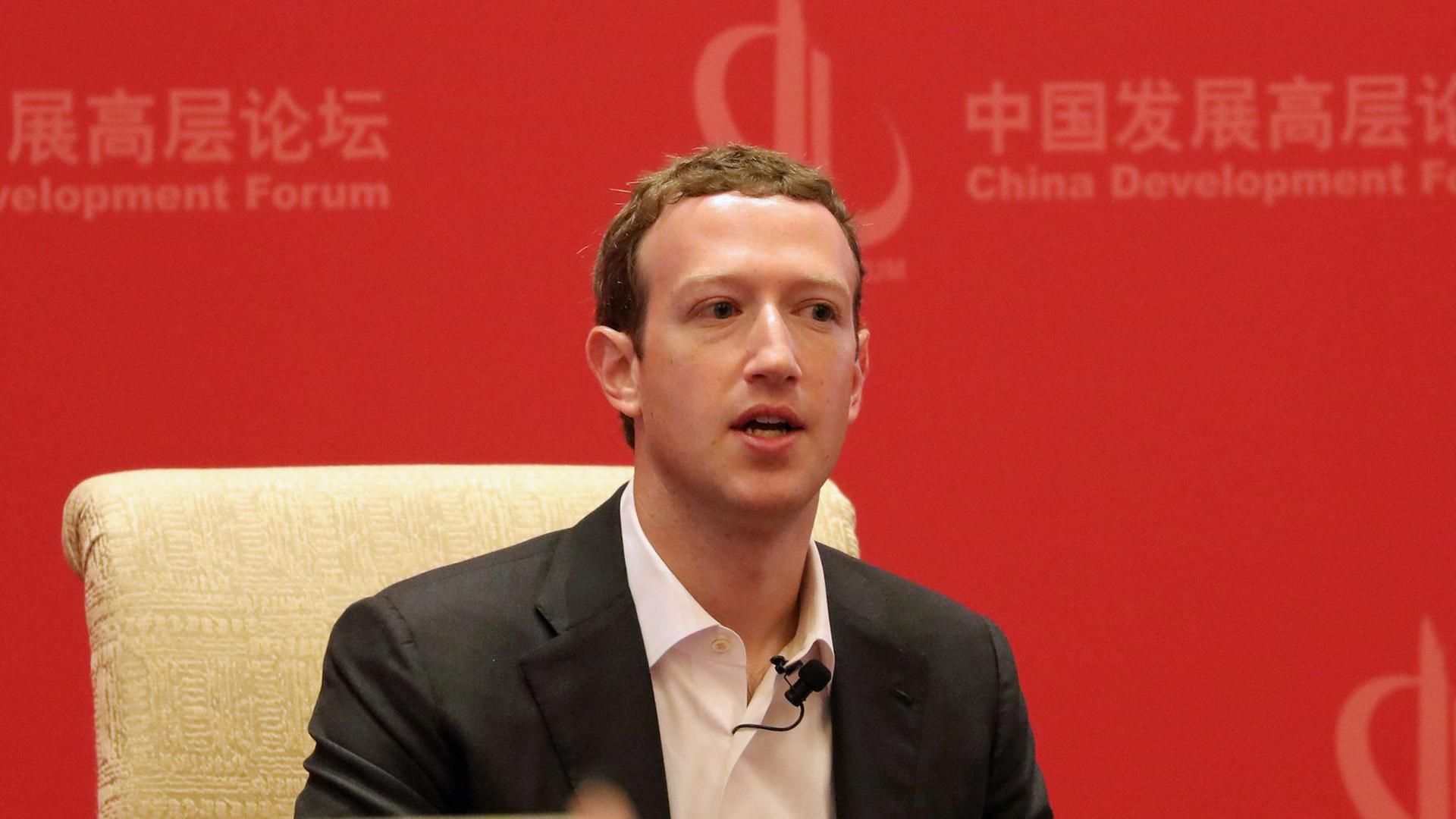 Der Facebook-Chef Mark Zuckerberg spricht am 19.3.2016 beim China Development Forum 2016 in der chinesischen Hauptstadt Peking. Der Facebook-Chef Mark Zuckerberg spricht am 19.3.2016 beim China Development Forum 2016 in der chinesischen Hauptstadt Peking.