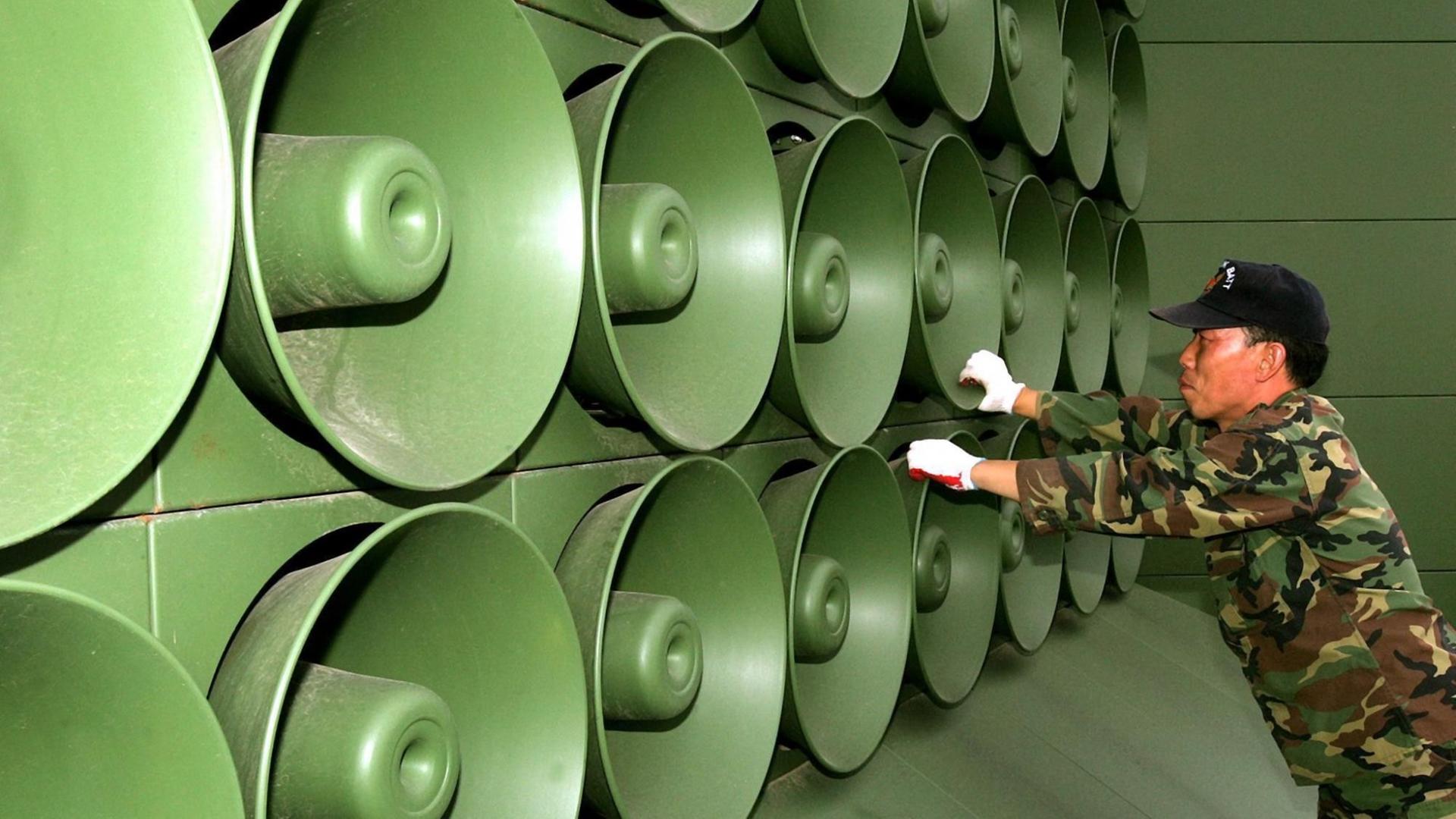 Lautsprecher an der südkoreanischen Grenze zu Nordkorea Lautsprecher an der südkoreanischen Grenze zu Nordkorea