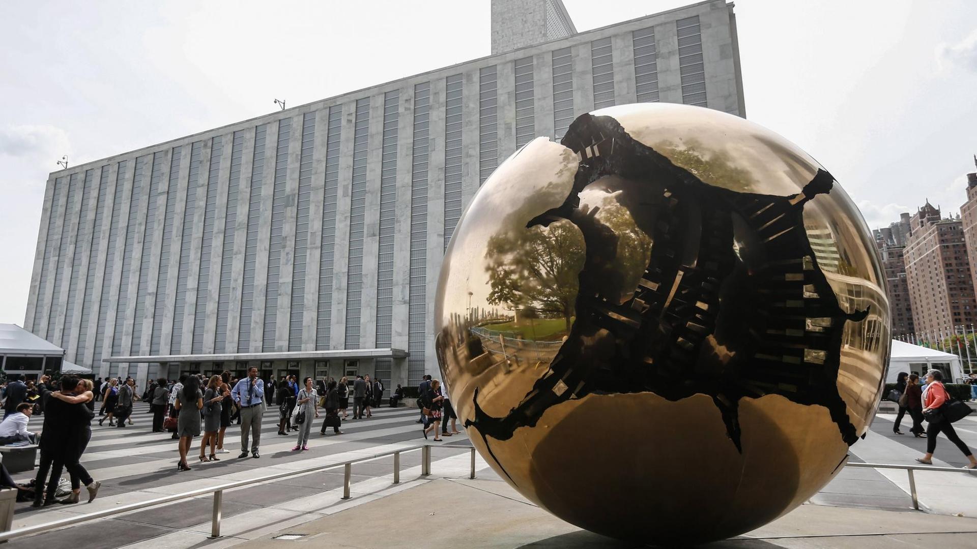 Die Skulptur "Kugel in Kugel" von Arnaldo Pomodoro vor dem Hauptquartier der Vereinten Nationen in New York. Die Skulptur "Kugel in Kugel" von Arnaldo Pomodoro vor dem Hauptquartier der Vereinten Nationen in New York.