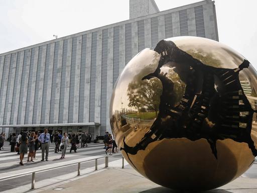 Die Skulptur "Kugel in Kugel" von Arnaldo Pomodoro vor dem Hauptquartier der Vereinten Nationen in New York.