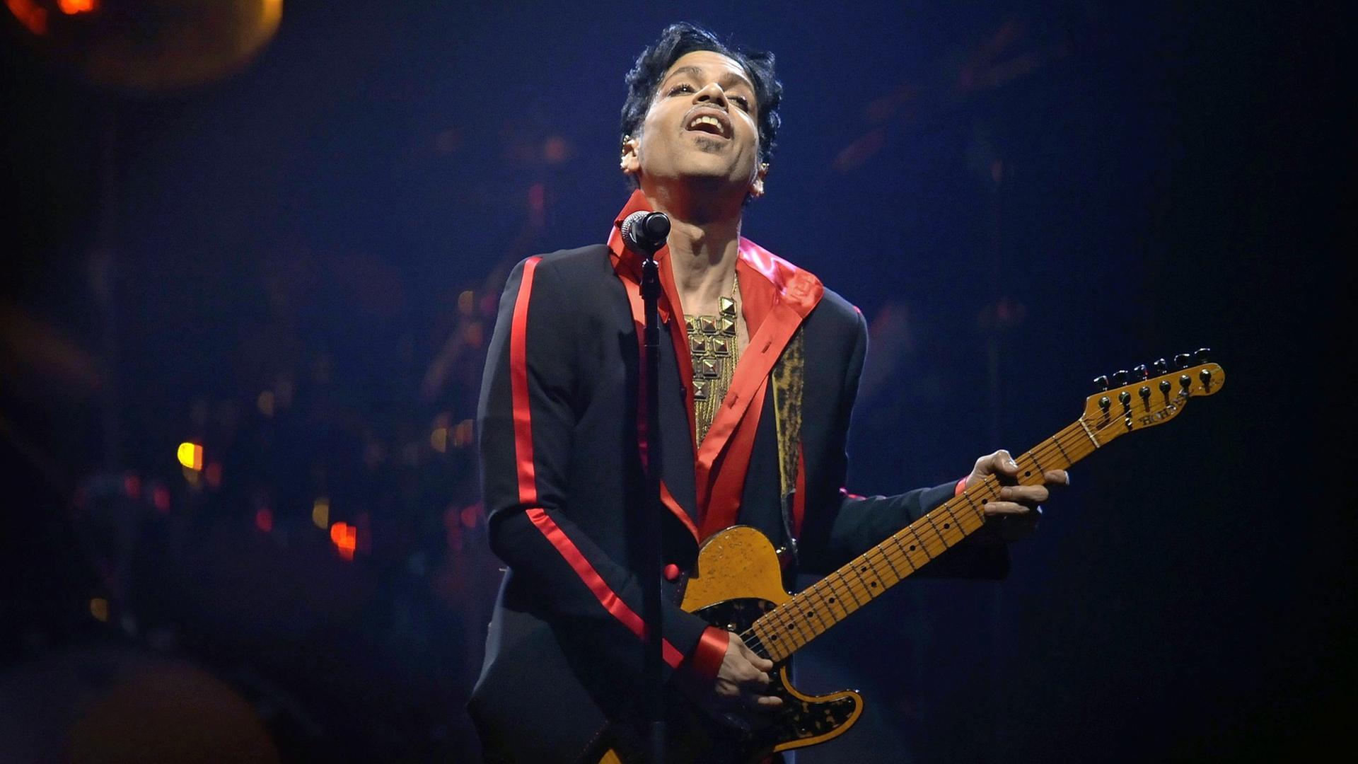 Der Musiker Prince bei einem Konzert im Jahr 2010. Der Musiker Prince bei einem Konzert im Jahr 2010.