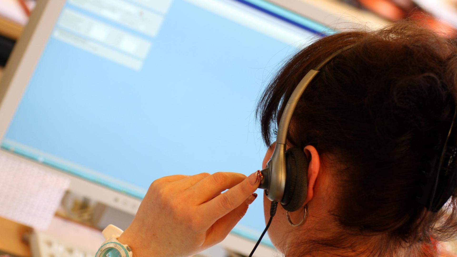 Eine Mitarbeiterin der Minijob-Zentrale beantwortet am 10.04.2013 in Cottbus (Brandenburg) im Callcenter die Frage eines Anrufers.