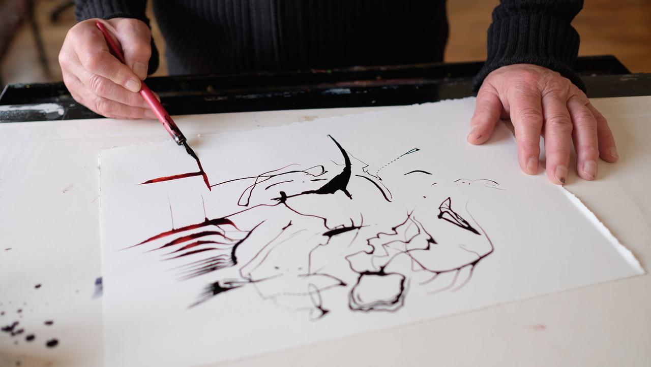 Der Künstler Valère Novarina beim Zeichnen in seinem Atelier, Draufsicht auf das entstehende Werk – Paris im Oktober 2017.