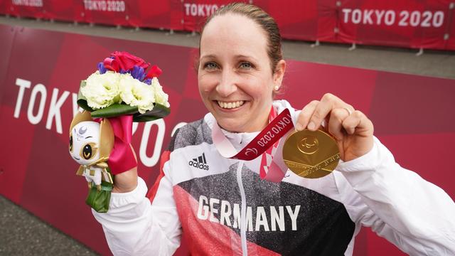 Japan, Oyama: Paralympics: Para-Radsport, Frauen, Zeitfahren, Fuji International Speedway. Annika Zeyen (Deutschland) jubelt mit ihrer Goldmedaille.