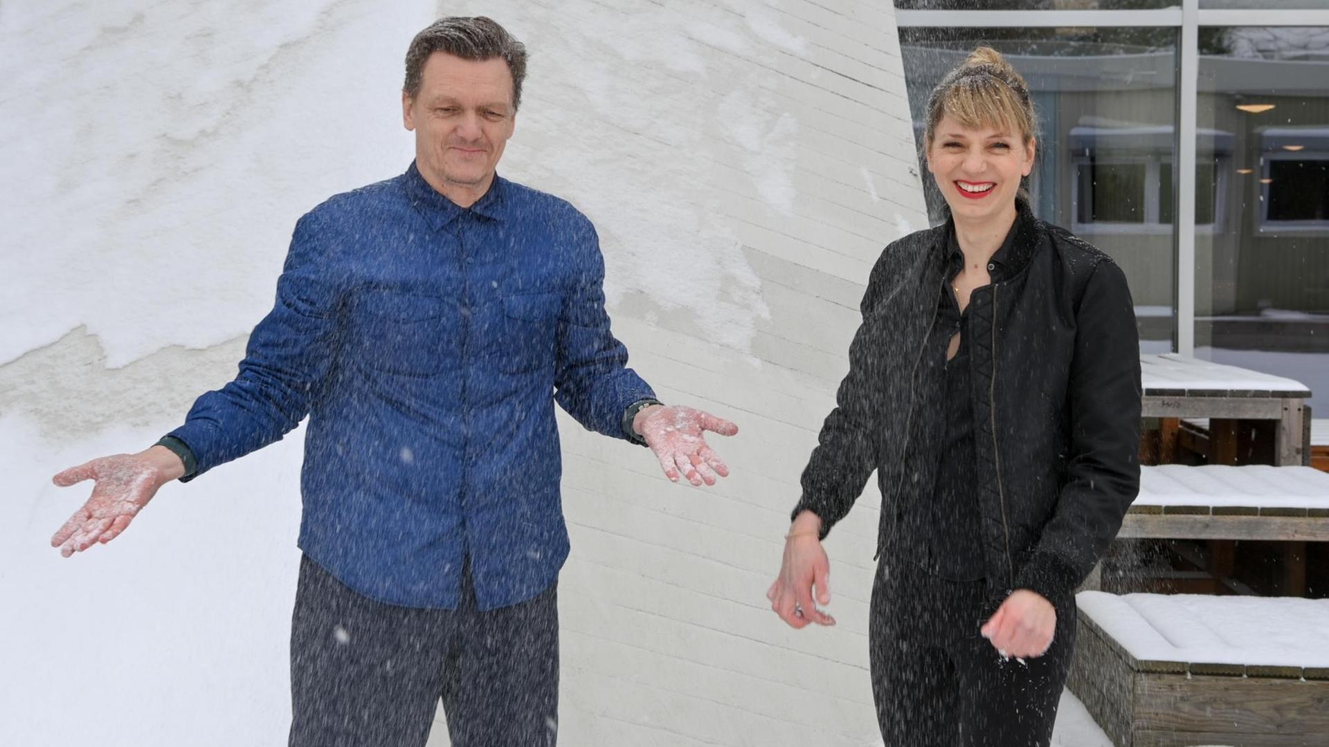 Thomas Oberender, Intendant der Berliner Festspiele, und Yvonne Büdenhölzer, Leiterin des Theatertreffens, stehen im Schnee vor dem Haus der Kulturen der Welt. Thomas Oberender, Intendant der Berliner Festspiele, und Yvonne Büdenhölzer, Leiterin des Theatertreffens, stehen im Schnee vor dem Haus der Kulturen der Welt.