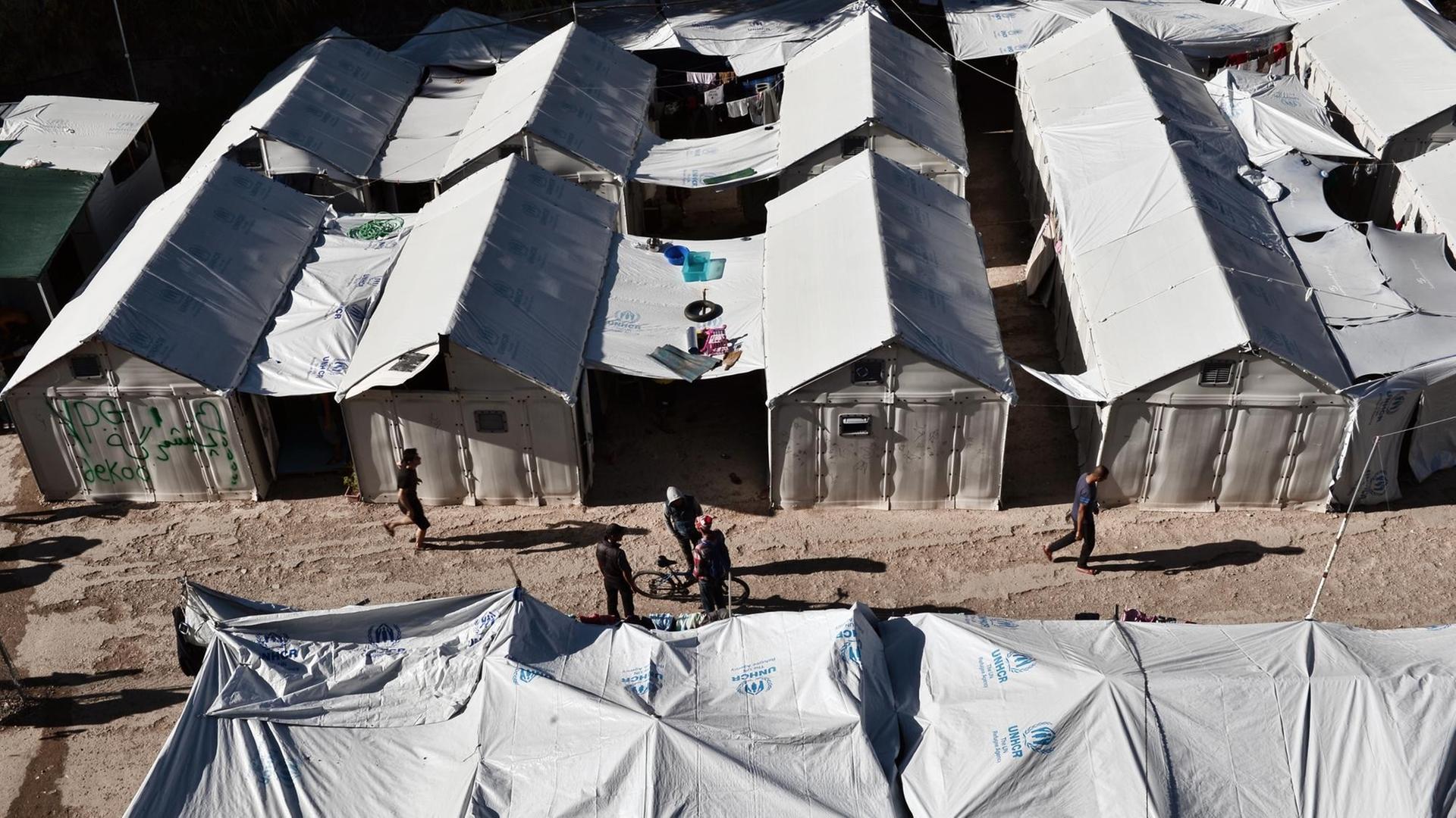 Zelte des Flüchtlingslagers auf der griechischen Insel Chios. Zelte des Flüchtlingslagers auf der griechischen Insel Chios.