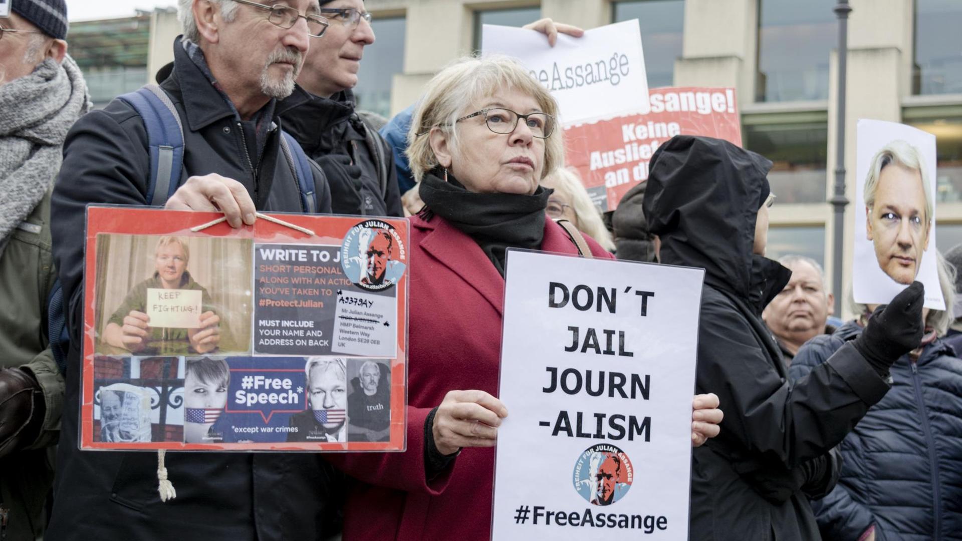 Teilnehmer der Partei Die Linke am Brandenburger Tor in Berlin anlässlich der Enthüllung einer Skupltur des italienischen Künstlers und Bildhauers Davide Dormino. Das Kunstwerk Anything to say soll den Mut der Whistlebower Assange, Manning und Snowden würdigen und daran erinnern, wie wichtig es ist, die Wahrheit zu kennen / Teilnehmer der Partei Die Linke am Brandenburger Tor in Berlin anlässlich der Enthüllung einer Skupltur des italienischen Künstlers und Bildhauers Davide Dormino. Das Kunstwerk Anything to say soll den Mut der Whistlebower Assange, Manning und Snowden würdigen und daran erinnern, wie wichtig es ist, die Wahrheit zu kennen /