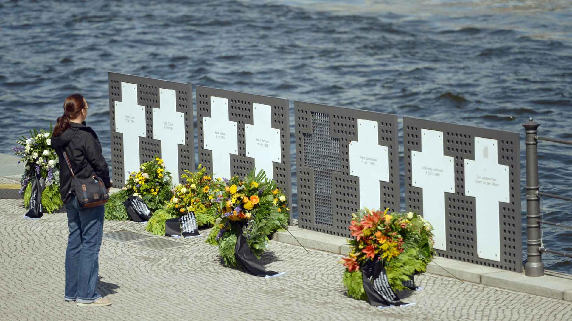 Kränze liegen an der Spree in der Nähe des Reichstagsgebäudes in Berlin an einem Gedenkort für Maueropfer. Kränze liegen an der Spree in der Nähe des Reichstagsgebäudes in Berlin an einem Gedenkort für Maueropfer.
