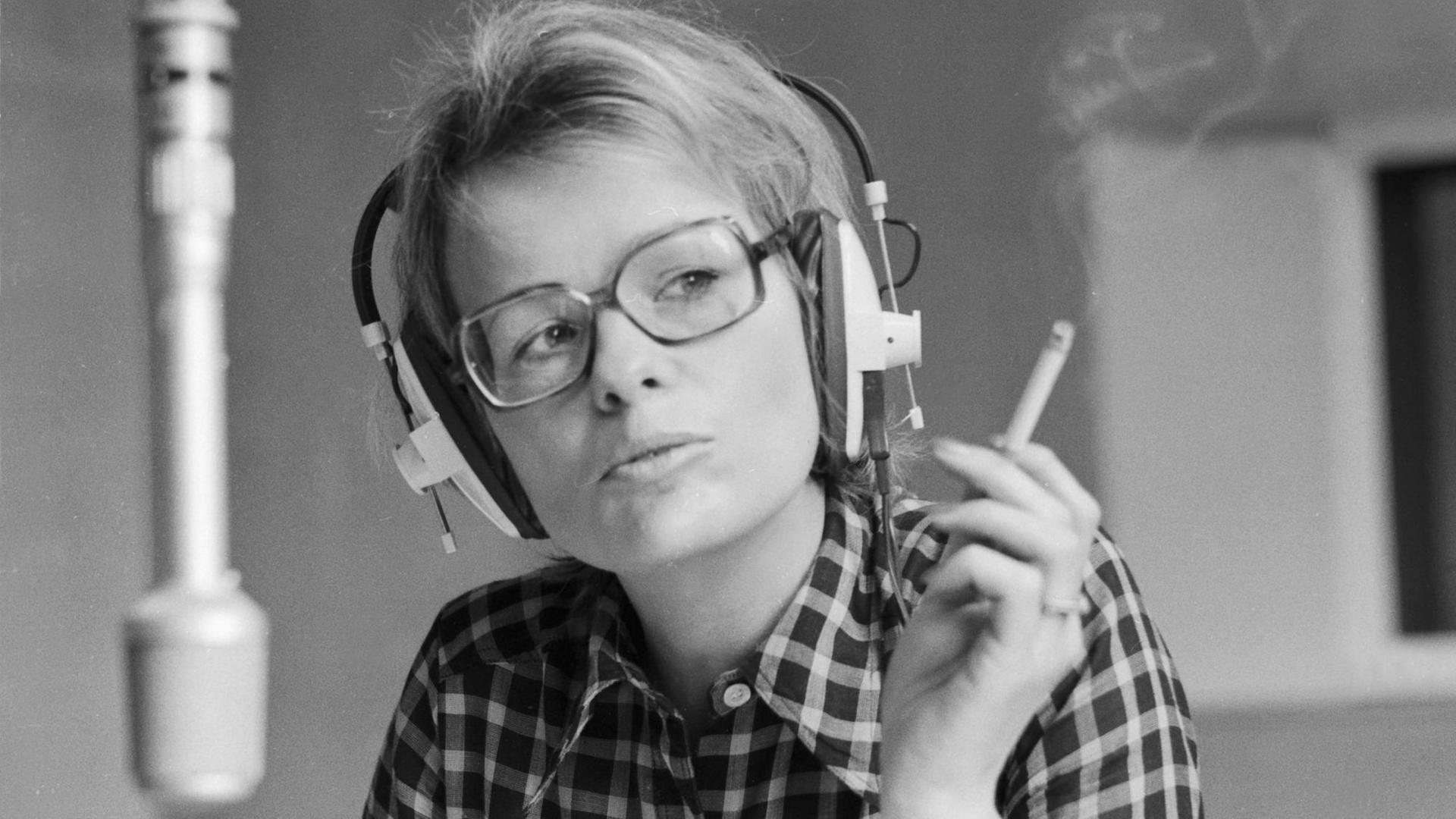 Die deutsche Journalistin und Autorin Wibke Bruhns bei einer Zigarette in einem Hörfunkstudio, Ende 1960er Jahre.