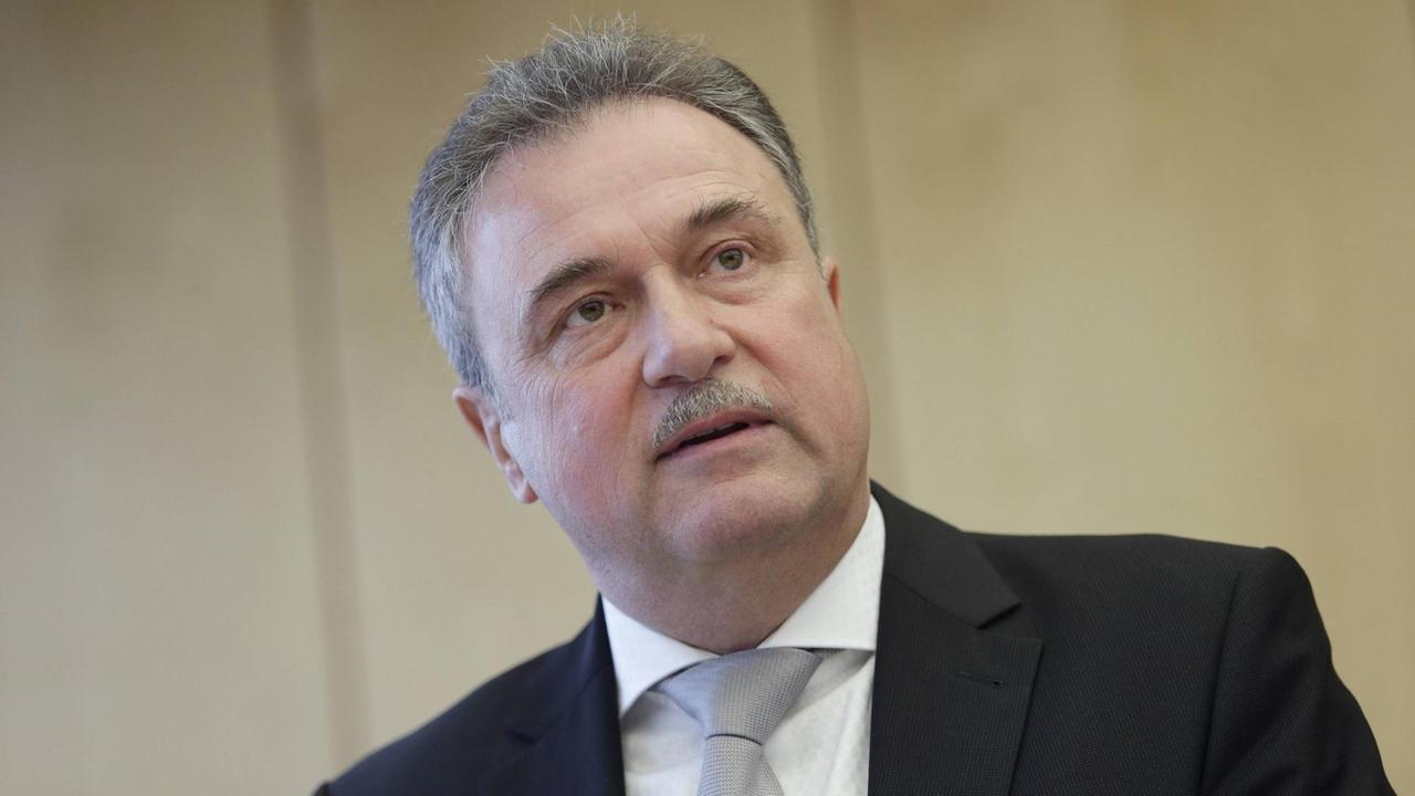 Claus Weselsky, Bundesvorsitzender der Gewerkschaft Deutscher LokomotivführerL Claus Weselsky, Bundesvorsitzender der Gewerkschaft Deutscher LokomotivführerL