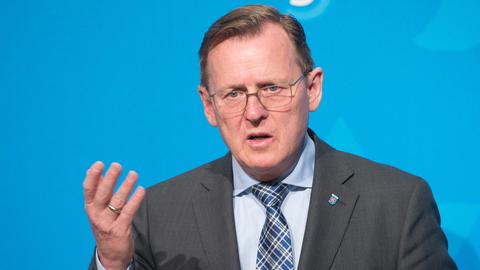 Thüringens Ministerpräsident Bodo Ramelow äußert sich am 21. Mai 2015 auf einer Pressekonferenz zum Tarifkonflikt bei der Deutschen Bahn, den er lösen helfen soll.