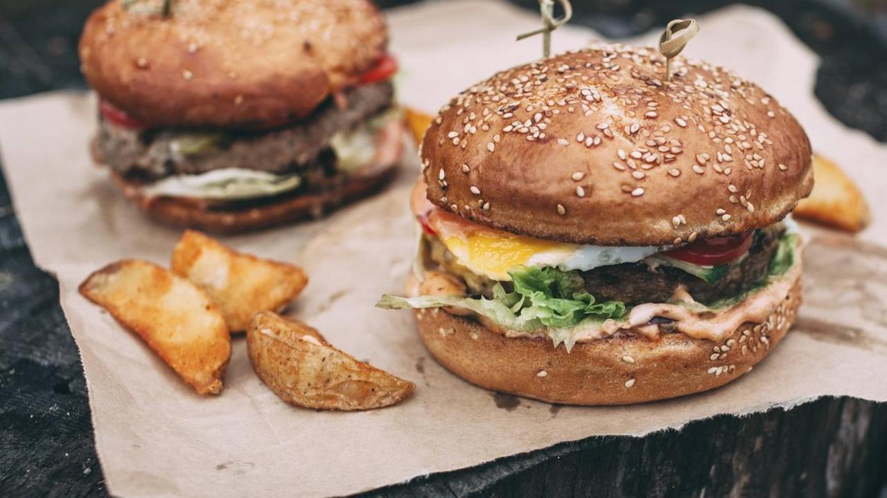 Zwei Hamburger mit Pommes Zwei Hamburger mit Pommes