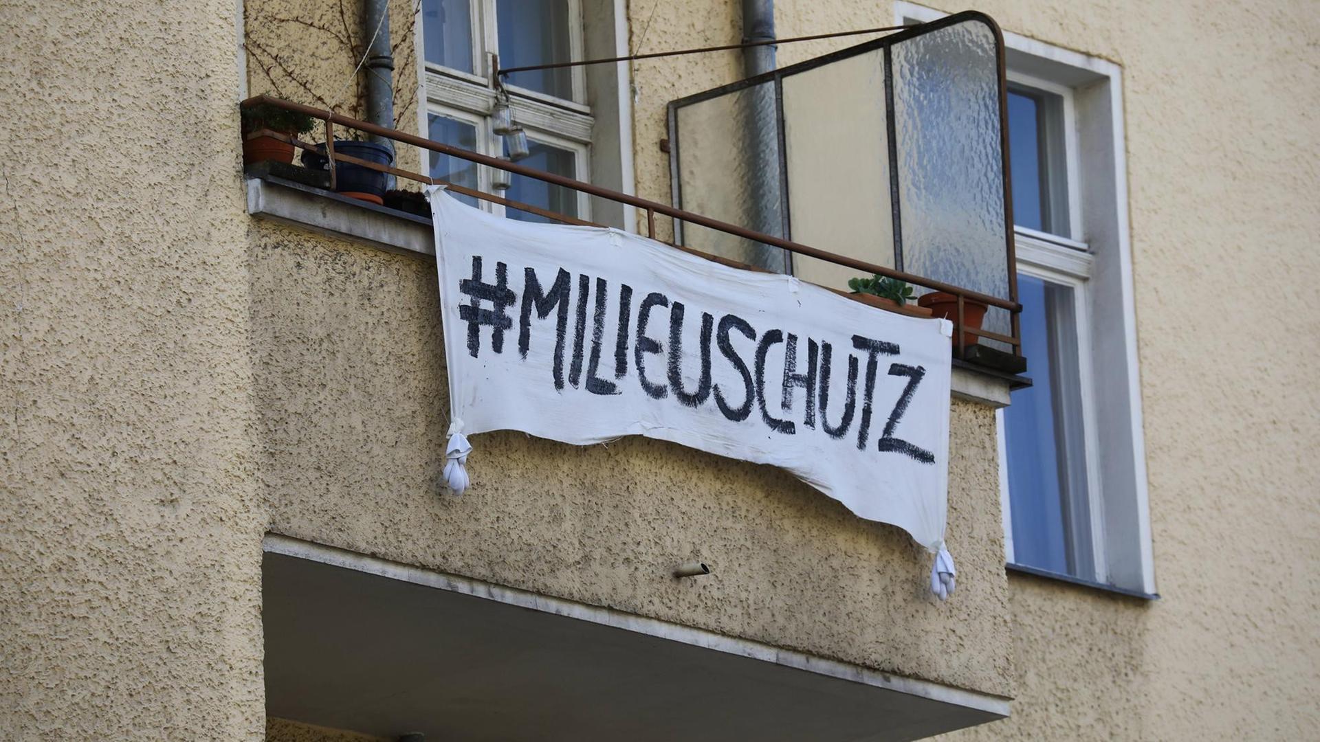 In Berlin-Neukölln haben Bewohner ein Banner mit der Aufschrift "Milieuschutz" an den Balkon ihrer Wohnung gehangen. In Berlin-Neukölln haben Bewohner ein Banner mit der Aufschrift "Milieuschutz" an den Balkon ihrer Wohnung gehangen.