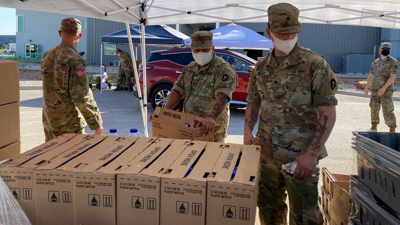 Soldaten der Nationalgarde unterstützen bei der West Texas Food Bank eine Drive-in-Lebensmittelausgabe für Bedürftige Soldaten der Nationalgarde unterstützen bei der West Texas Food Bank eine Drive-in-Lebensmittelausgabe für Bedürftige