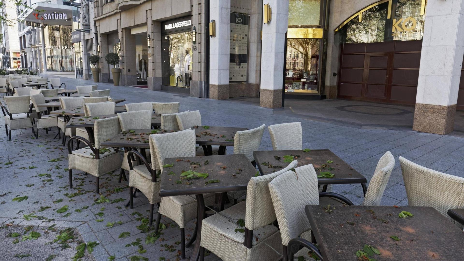 Leere Stühle eines Cafés auf der Königsallee in Düsseldorf. Leere Stühle eines Cafés auf der Königsallee in Düsseldorf.