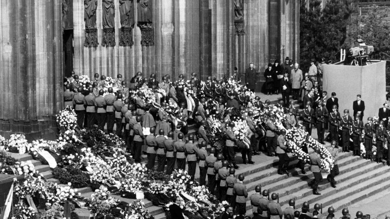 Abschied von Konrad Adenauer: Am 25.04.1967 wird der Sarg des ehemaligen Bundeskanzlers aus dem Kölner Dom getragen.