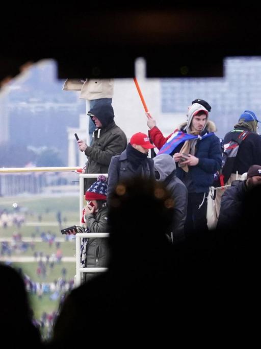 Pro-Trump-Demonstranten am Kapitol in Washington haben ein Gerüst erklettert.