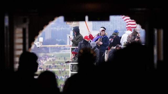 Pro-Trump-Demonstranten am Kapitol in Washington haben ein Gerüst erklettert.