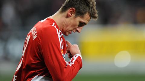 Der Stürmer Miroslav Klose vom FC Bayern München bekreuzigt sich nach seinem Treffer; Aufnahme vom November 2008