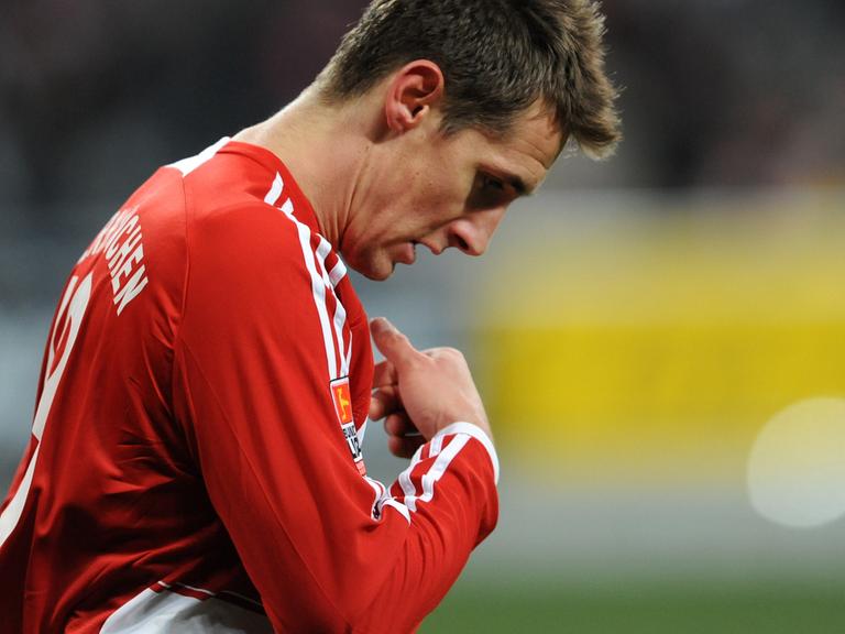 Der Stürmer Miroslav Klose vom FC Bayern München bekreuzigt sich nach seinem Treffer; Aufnahme vom November 2008