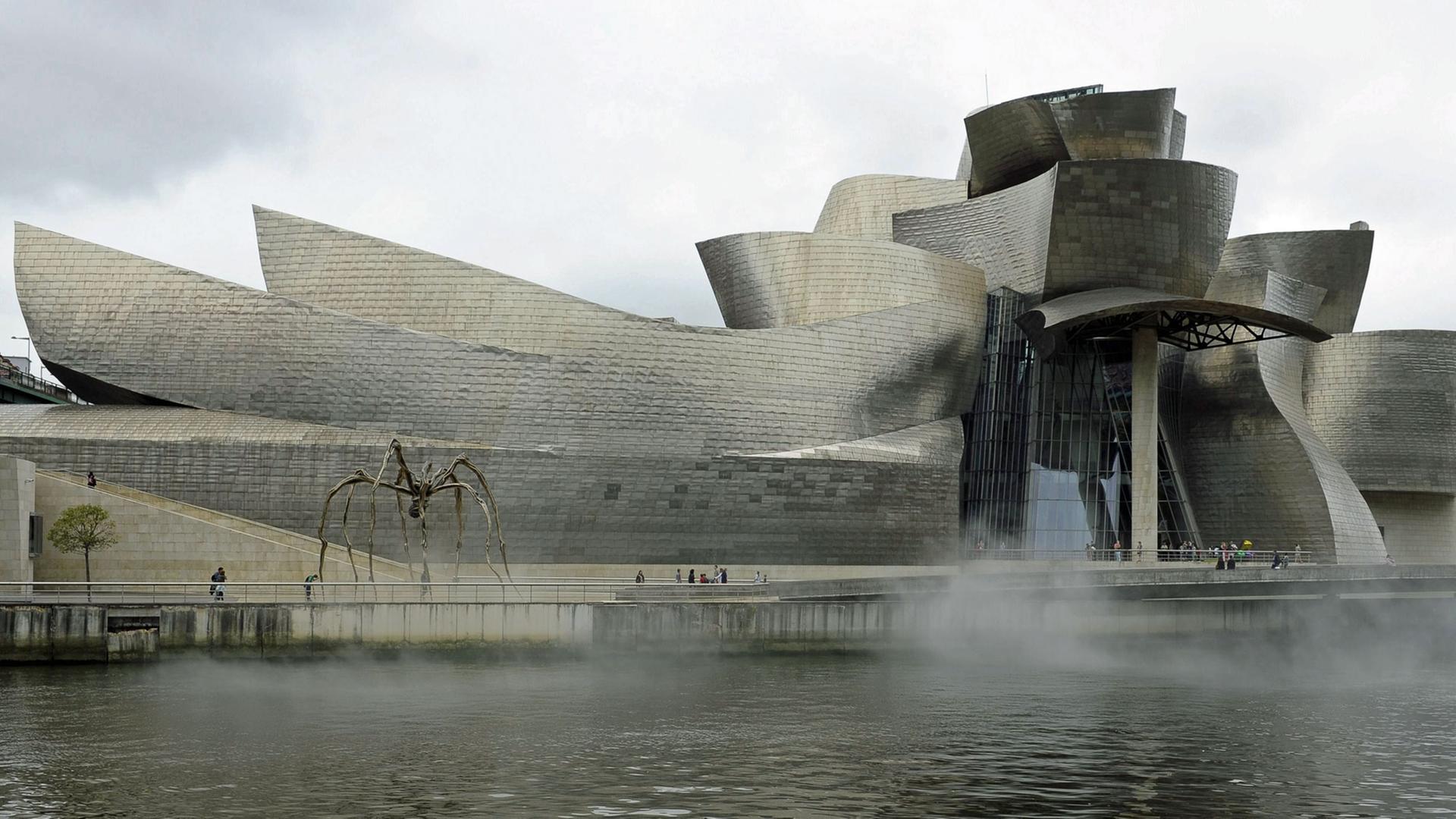 Das vom Architekten Frank Gehry entworfene Guggenheim Museum in Bilbao, Spanien, aufgenommen am 28.8.2014 Das vom Architekten Frank Gehry entworfene Guggenheim Museum in Bilbao, Spanien, aufgenommen am 28.8.2014