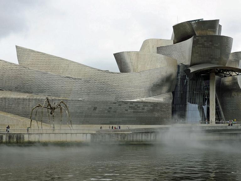 Das vom Architekten Frank Gehry entworfene Guggenheim Museum in Bilbao, Spanien, aufgenommen am 28.8.2014