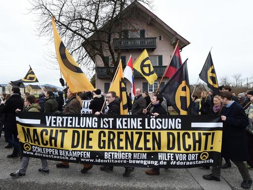 Demonstranten tragen am 09.01.2016 bei Freilassing (Bayern) bei einer Kundgebung ein Transparent mit der Aufschrift "Verteilung ist keine Lösung macht die Grenzen dicht!".