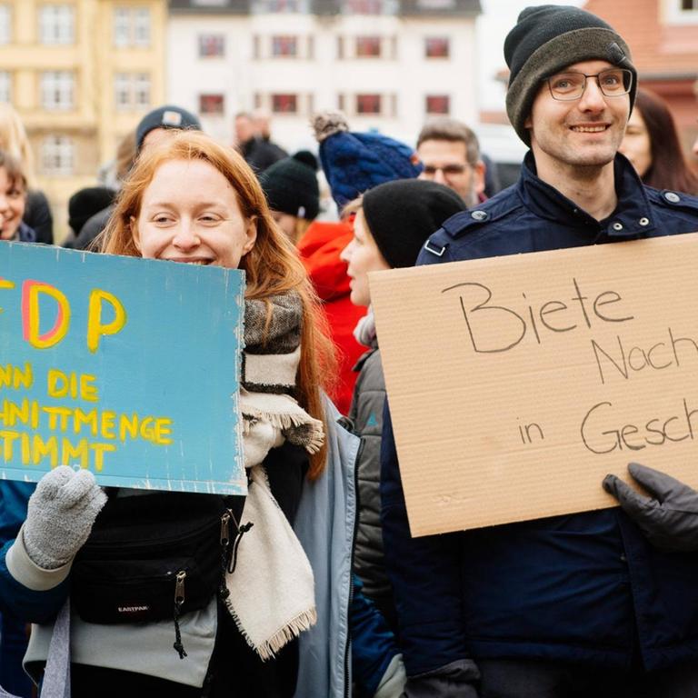 Demonstranten nach der Ministerpräsidentenwahl vor der Thüringer Staatskanzlei in Erfurt Im Bild: Die Demonstranten versammeln sich vor der Thüringer Staatskanzlei nach der Ministerpräsidentenwahl