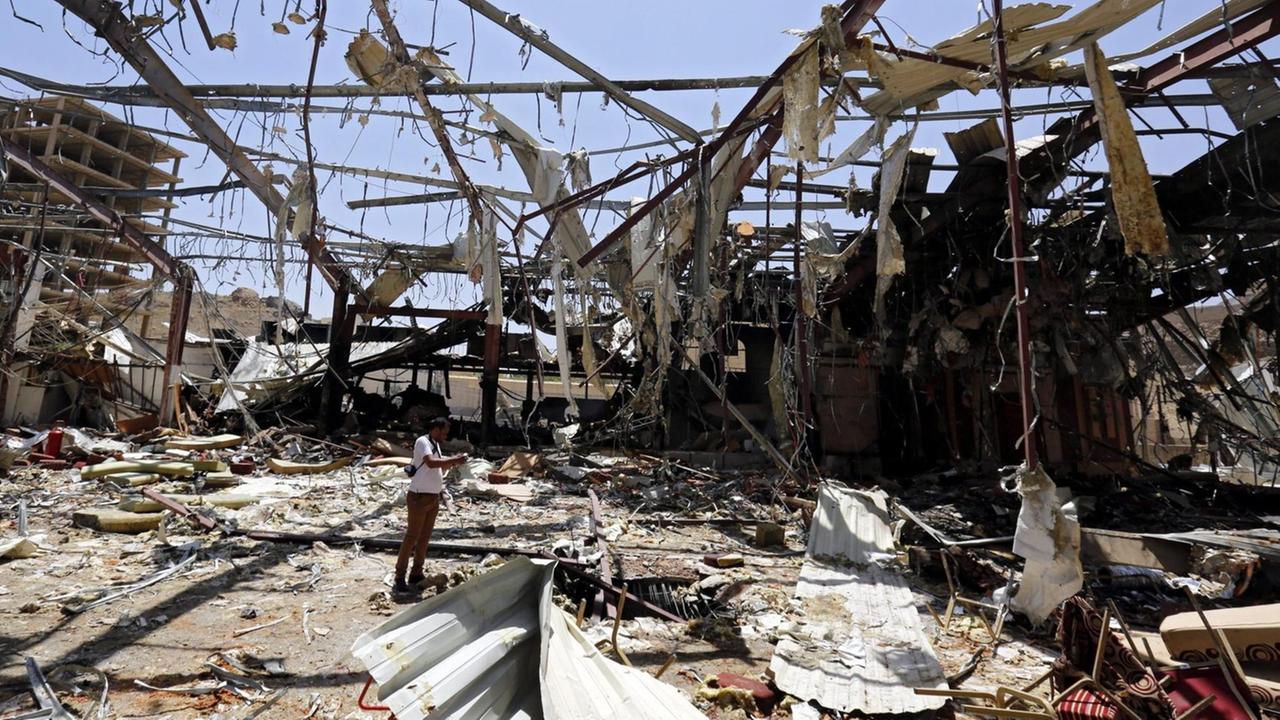 Zerstörung bei einem Luftangriff auf eine Trauerfeier in der jemenitischen Hauptstadt Sanaa am 8. Oktober 2016 (Foto vom 9. Oktober 2016).