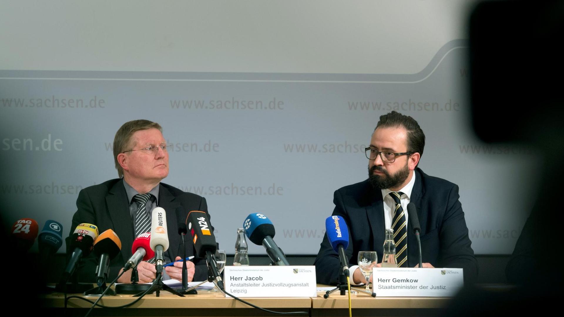 Der Anstaltsleiter der Justizvollzugsanstalt Leipzig, Rolf Jacob (l), und Sachsens Justizminister Sebastian Gemkow, bei einer Pressekonferenz zum Tod des Terrorverdächtigen Dschaber al-Bakr. Der Anstaltsleiter der Justizvollzugsanstalt Leipzig, Rolf Jacob (l), und Sachsens Justizminister Sebastian Gemkow, bei einer Pressekonferenz zum Tod des Terrorverdächtigen Dschaber al-Bakr.