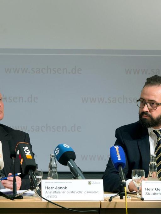 Der Anstaltsleiter der Justizvollzugsanstalt Leipzig, Rolf Jacob (l), und Sachsens Justizminister Sebastian Gemkow, bei einer Pressekonferenz zum Tod des Terrorverdächtigen Dschaber al-Bakr.