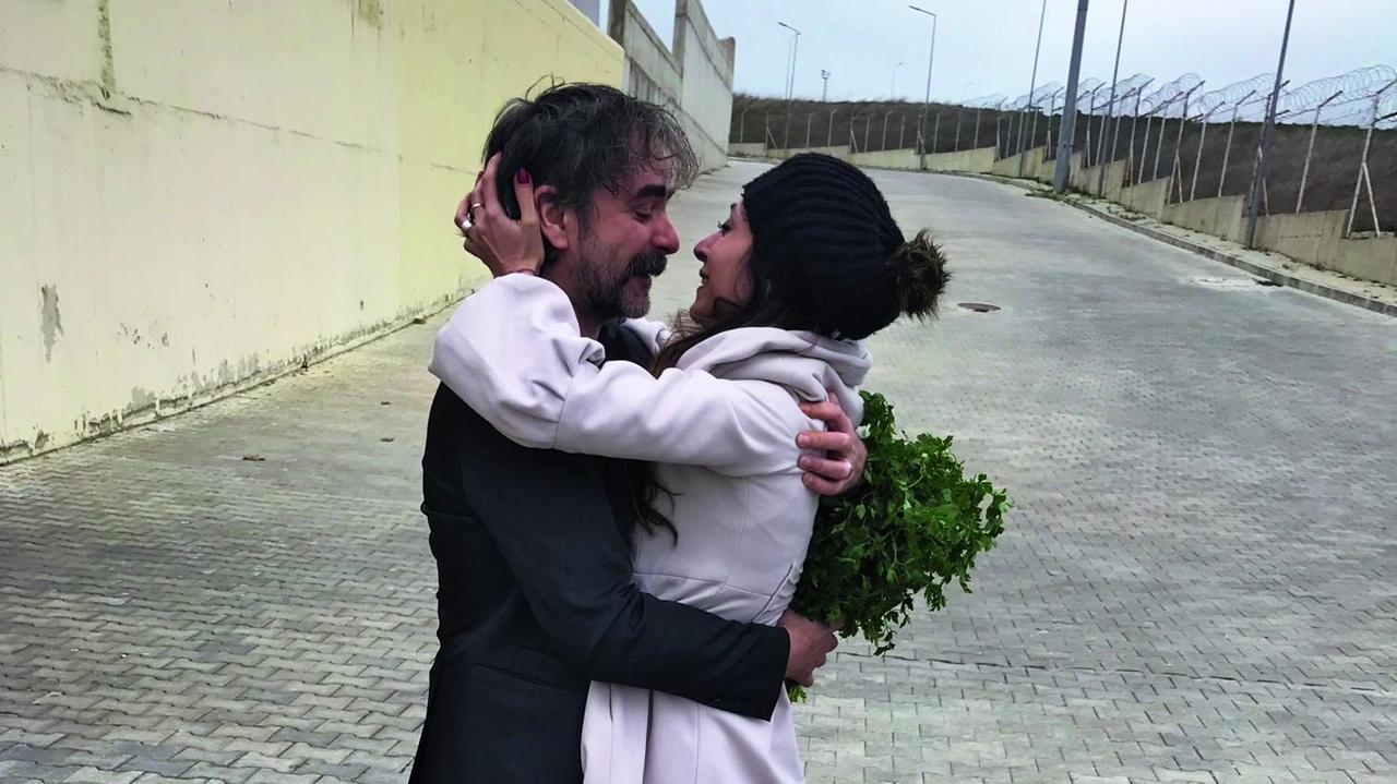 Der deutsch-türkische Journalist Deniz Yücel kommt am 16. Februar 2018 aus türkischer Haft frei und schließt seine Frau Dilek Mayatürk-Yücel in die Arme. In der Hand hält er einen Strauß Petersilie, den sie ihm als Zeichen ihrer Verbundenheit mitgebracht hatte.