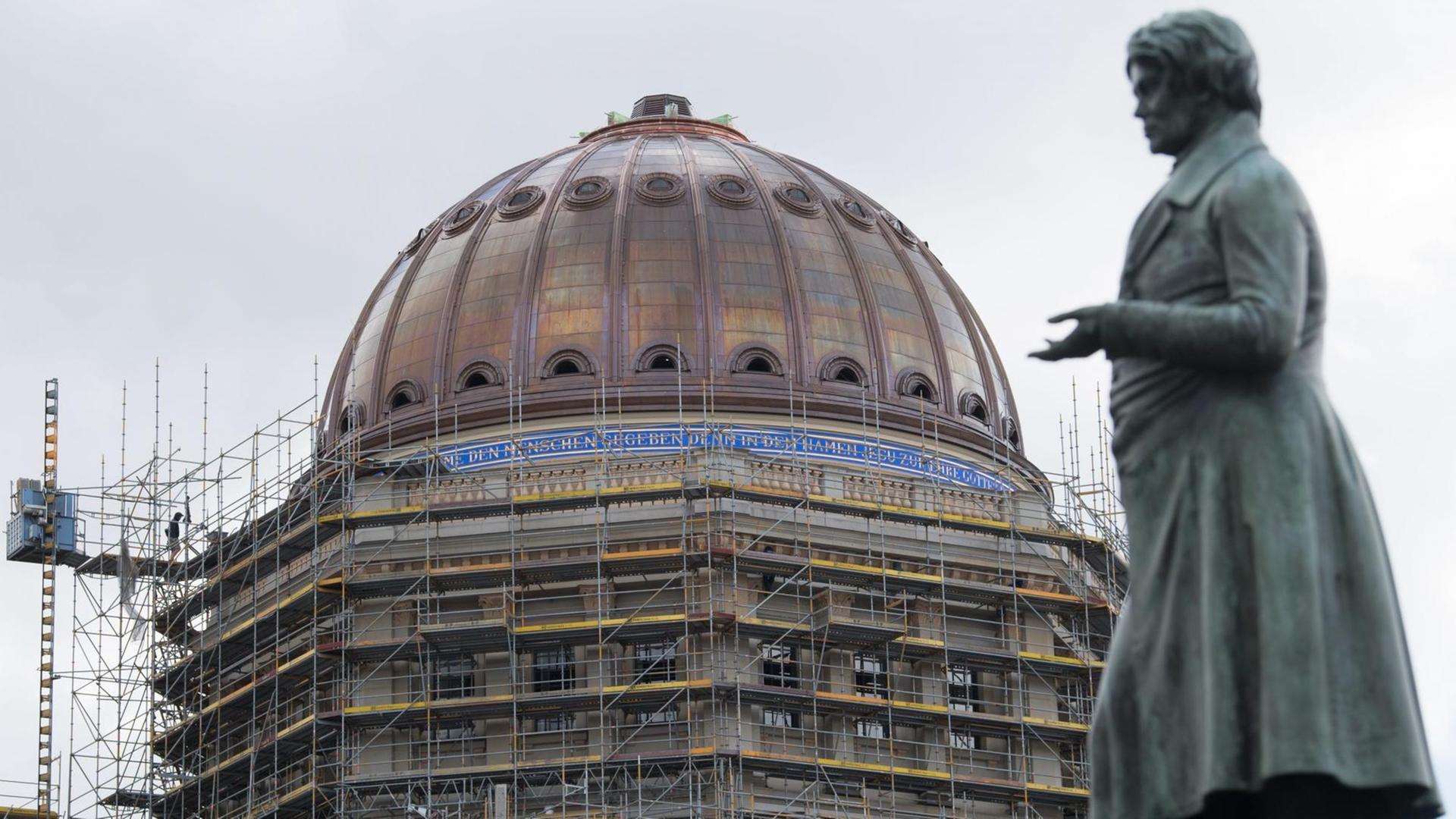 Eine Skulptur von Peter Beuth, Ministerialbeamter, steht vor dem unfertigen Humboldt Forum. Eine Skulptur von Peter Beuth, Ministerialbeamter, steht vor dem unfertigen Humboldt Forum.