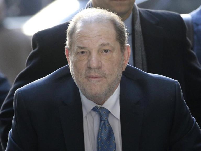Der amerikansche Filmproduzent Filmproduzent Harvey Weinstein beim Gang zum Manhattan Supreme Court in New York am 24.02.2020.